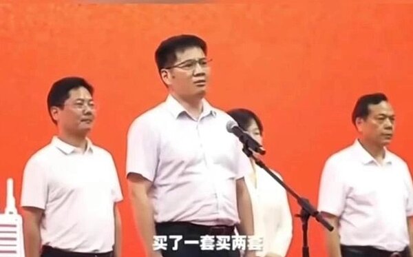 2022年8月,鄧碧波(前)在房地產展交易會上號召領導多買房時說,「希望各位同事、各位領導,要帶頭購房。買了一套買二套,買了二套買三套,買了三套買四套。」圖/視頻截圖