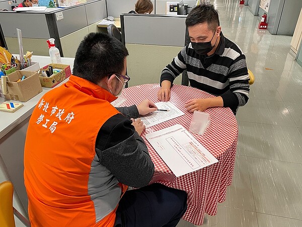 新北市府生活扶助金,最高補助1萬1800元,合併勞動部補助最高可達3萬5800元。圖/新北市勞工局提供