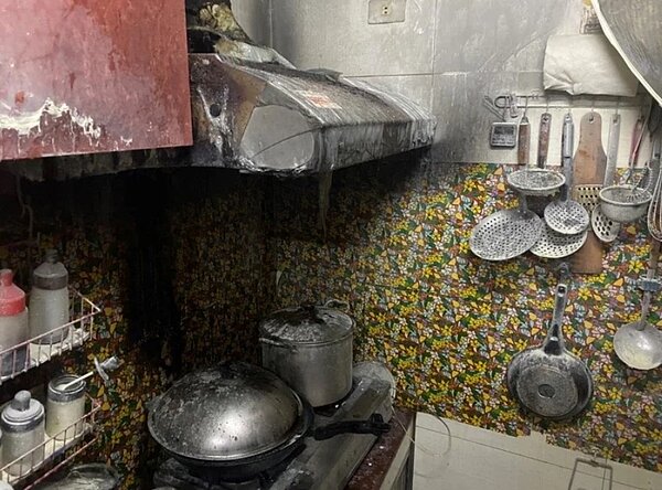 油鍋起火且沿排油煙機排煙管向上延燒,幸好婦人機警使用鍋蓋覆蓋油鍋並大聲呼救,家人迅速使用滅火器將排油煙管火勢撲滅。圖/消防局提供