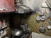 油鍋起火引燃排油煙管　新北婦人機警拿鍋蓋覆蓋