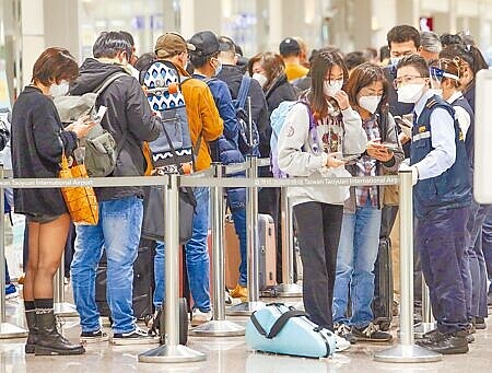 中國大陸8日起邊境解封,恢復出國旅遊,台灣雖還未開放大陸觀光客來台,但對來自大陸的入境旅客採檢唾液PCR。(陳麒全攝)