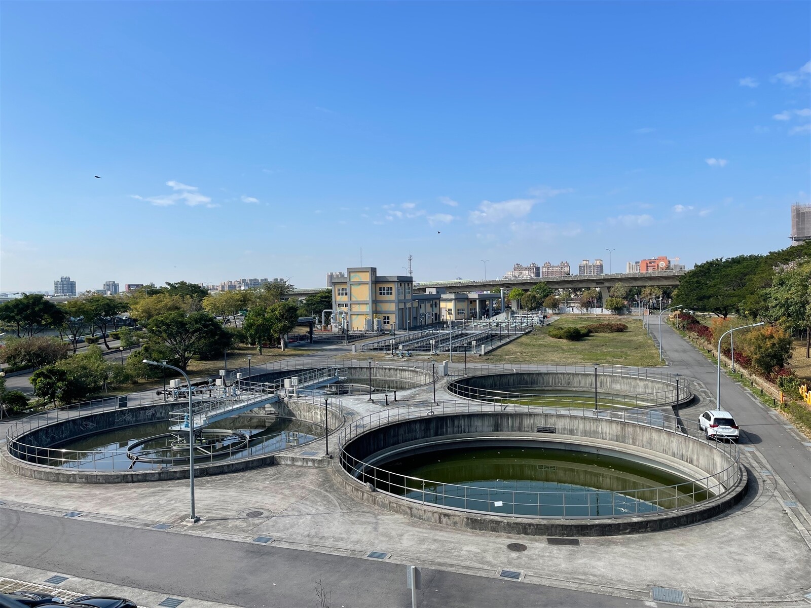 台中新光水資源中心二樓設有空中花園，民眾可透過景觀窗，了解回收水運作。記者劉柏均／攝影 