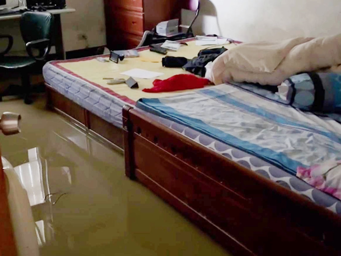 桃園市龍潭三坑抽水站爆管淹水，里長統計11家民宅餐廳受損不小。記者曾增勳／攝影 