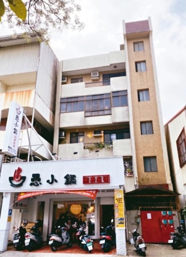 台南市中西區五妃街上1棟舊公寓欲增設電梯，卻卡在1樓有違建，無法申請執照，市府擬專案簽報。圖／住戶提供
