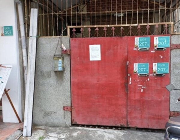 台南市中西區五妃街上一棟老舊5樓公寓想在大門處增設電梯,卻卡在1樓有違建無法申請執照。圖/住戶提供