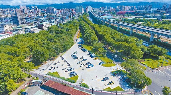 新北市板橋區板城路經「新北美樂地」專案改善後變身停車場，造福周邊居民。新北市工務局提供／葉德正新北傳真