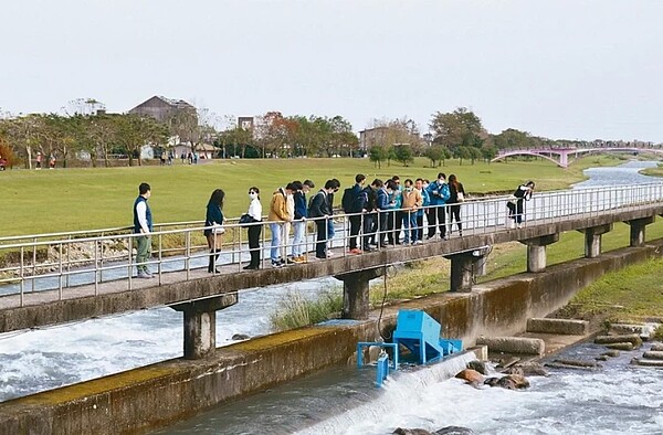 宜蘭縣長林姿妙等人視察安農溪分洪堰微水力發電情形。圖/宜蘭縣政府提供