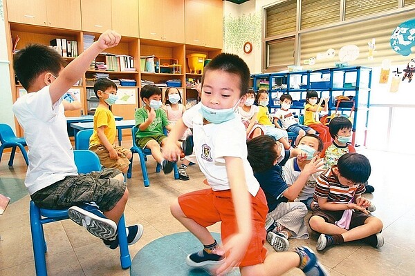 幼兒園低薪、高壓、高工時的勞動環境，讓不少幼保科系畢業生卻步，教育部持續擴張公共化幼兒園，不僅威脅公幼招生，幼教人力未等速增加，私幼更是首當其衝。聯合報系資料照