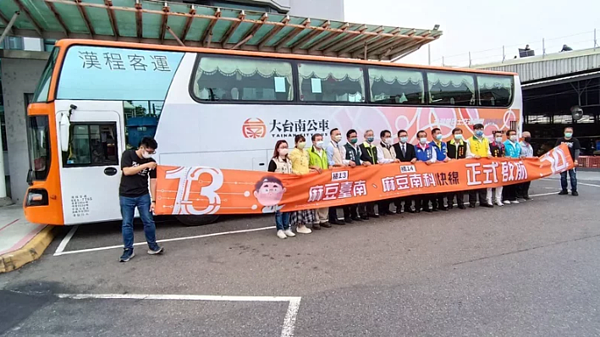 方便學子通學,大台南公車橘14線下月延駛南科LM區,圖為去年橘13、橘14開通上路情形。圖 /本報資料照