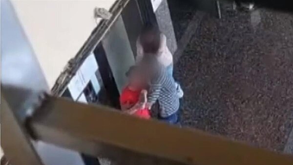 台中一棟豪宅有女住戶態度囂張飆罵物業經理,因為她要求每天九點到九點半之間,要把電梯控制在她的樓層。封面圖/翻攝自台南人街頭巷尾隨便聊臉書