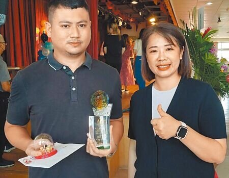 漁民節4日在東港漁會大樓登場,最大獎為增產競賽冠軍,由金銓益號林正忠榮獲黃金6.5錢,由兒子林凱(左)代為領獎。(謝佳潾攝)