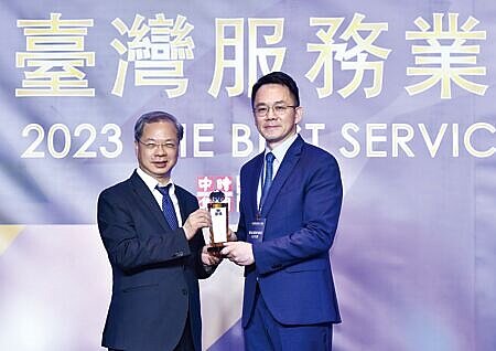 工商時報主辦的《2023臺灣服務業大評鑑》頒獎典禮4日舉行,邀請國發會主委龔明鑫(左)出席致詞並頒獎,圖為雲品溫泉酒店獲獎。圖∕王德為