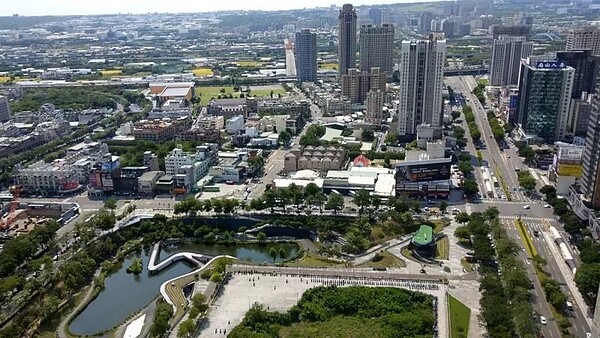 想把現住的房子賣了,改成租屋居住,等未來房價低了再買回,要小心可能買不回來。聯合報系資料照