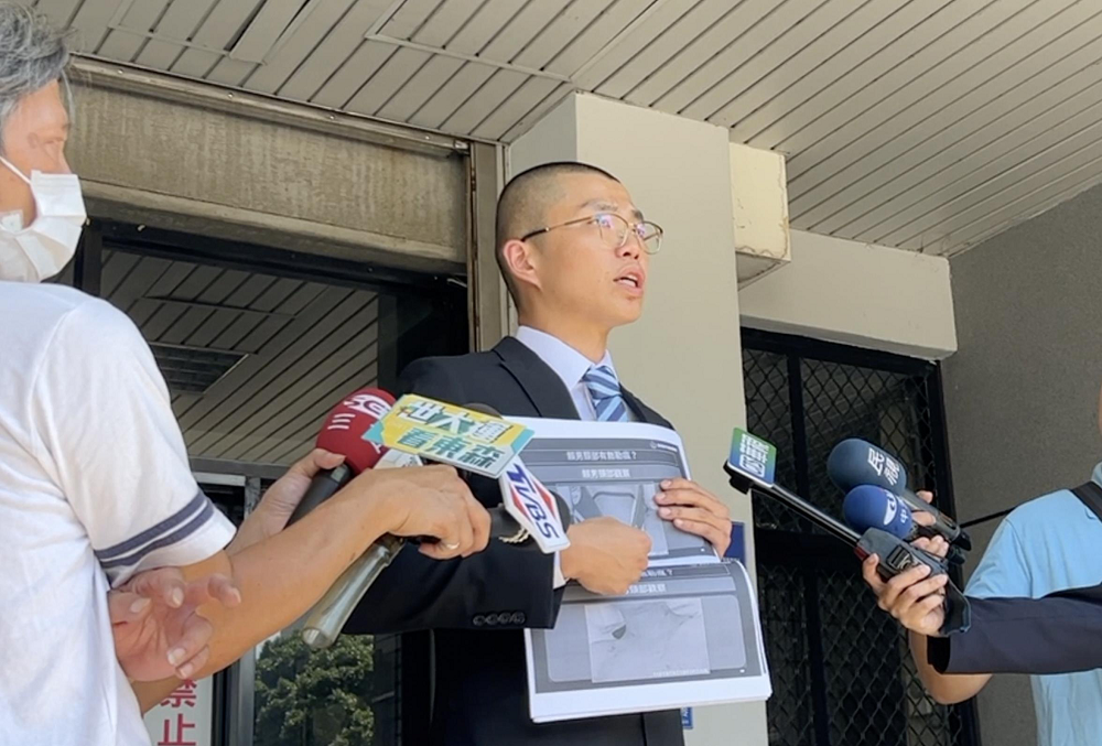 五億賴姓高中生墜樓案,賴母律師許哲維昨天到台中司法大廈提出再議,提及賴生啤酒罐有麻醉藥物成分。記者陳宏睿/攝影