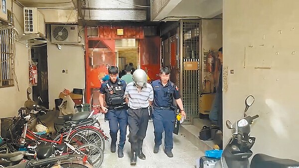 新北市新店區巷內4日驚傳兒子斬首母親逆倫血案，警方逮捕凶嫌連姓男子（中）。（新店分局提供／王揚傑新北傳真）