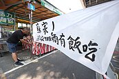 高雄唯一合法夜市爆經營糾紛　攤商掛起白布條求生存