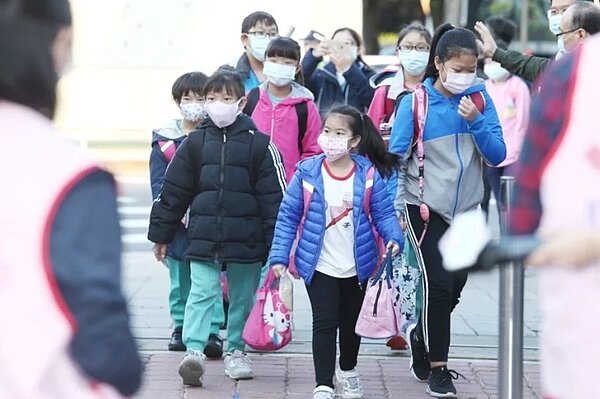 台北市有許多社會住宅,但不少年輕父母發現,自己的小孩因為遷入戶籍不久,無法就近上學,造成家長不少困擾。圖/聯合報系資料照