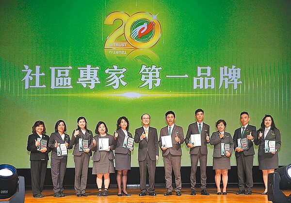 有巢氏房屋在20周年慶祝會上,永慶房產集團董事長孫慶餘(圖中)特別頒獎感謝加盟超過15年的資深店。(永慶房產集團提供/王莫昀台北傳真)