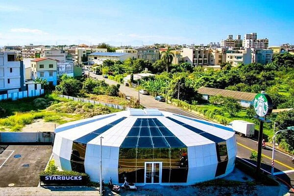 星巴克台南麻豆店建物特殊外觀，意外引發話題。圖／謝祐祐提供