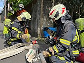 狹小巷弄火警不可輕忽　桃園消防出動美式梯架演練救援