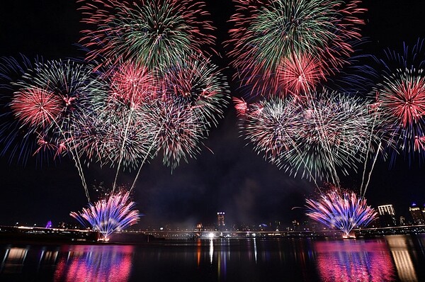 每年夏日重磅煙火秀「2023大稻埕夏日節」熱鬧登場。圖／台北市政府觀光傳播局提供