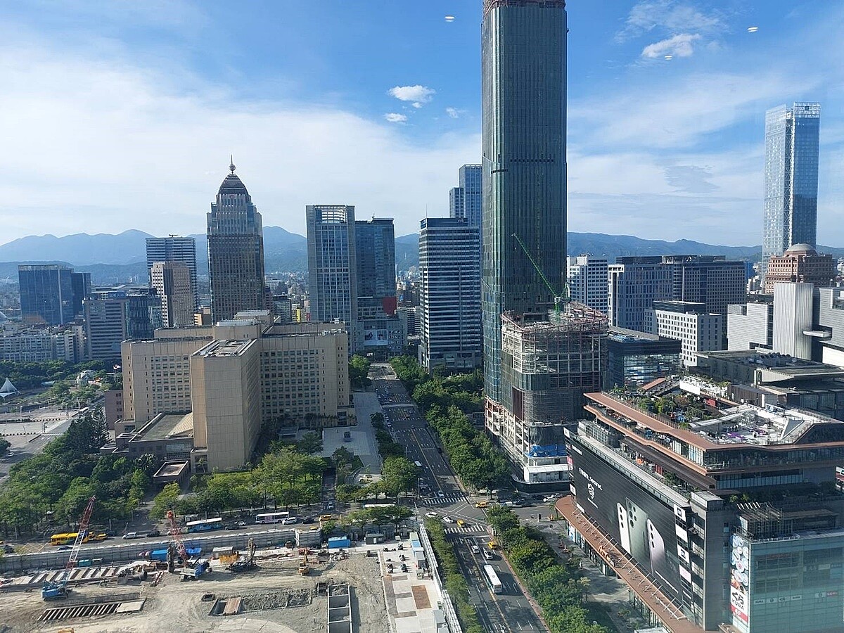 台北市預期下半年在富邦A25及皇翔台汽北站等A級辦公大樓陸續完工後,可緩解供貨短絀狀態,使市場供需逐漸恢復平衡。圖/好房網News記者林和謙/攝