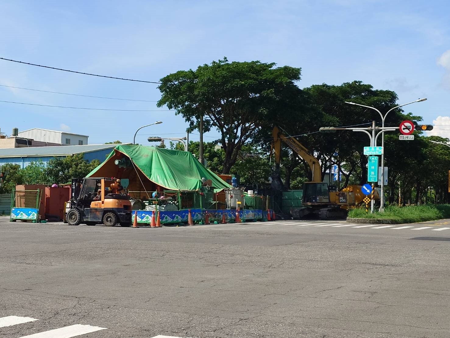 大林蒲地區中林路正進行丙烯埋管工程，當地居民擔心高雄氣爆意外再現。記者任義宇／攝影 