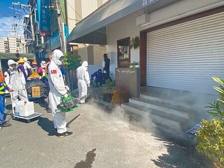 
台南市政府與國軍5日出動140名人力，針對登革熱疫情熱區仁德區、東區，築起防火牆大清消。（曹婷婷攝）
