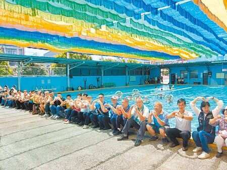 雲林縣西螺游泳池5日盛大舉行開池儀式,開放至8月31日止,不論大人小孩都免費。(周麗蘭攝)