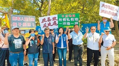 
高市議員陳麗娜（前排中）5日與大林蒲居民抗議，中油偷埋管線，不顧百姓死活。（柯宗緯攝）
