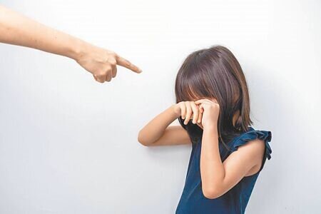 高雄市三民區某學校陳姓教師遭到7位家長控訴不適任,不只平時會用言語辱罵學生「笨!」、「白癡!」外,還對家長洗腦說「IEP(個別教育化計畫)沒有用,要喝我的聰明果汁才有用」,不過陳師如此荒唐的行為仍遭該校包庇。(本報資料照片)