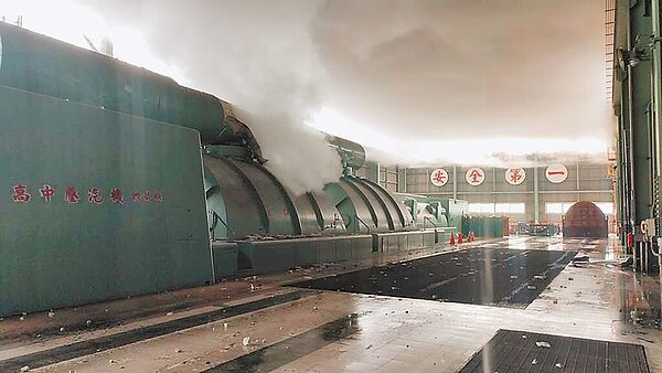 圖為興達電廠開關站發生事故,根據台電提供的影像顯示電廠內部白煙瀰漫。(台電提供)