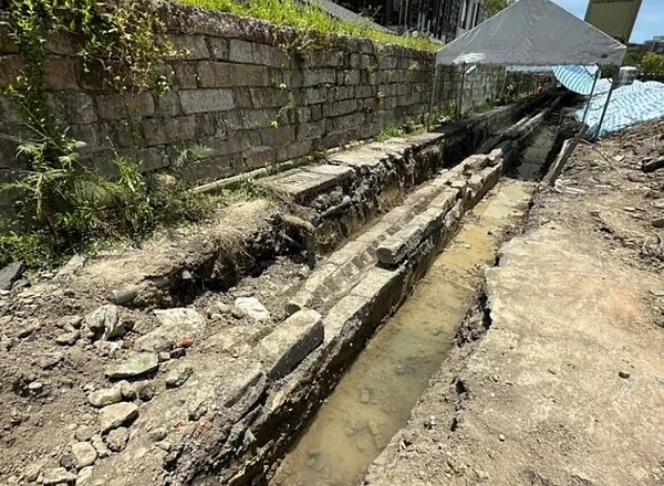 針對金華社宅基地內尖底明溝,都發局表示,將依文資委員會核定之「台北監獄遺構提取暨展示計畫書」,未來將規劃對遺溝永續保存並展陳。圖/都發局提供
