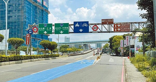 為了提升重新橋行車安全，解決交通事故頻傳的問題，新北市養工處今、明兩天，將於夜間封閉車道進行銑鋪工程。（圖／新北市政府工務局提供、呂健豪新北傳真）