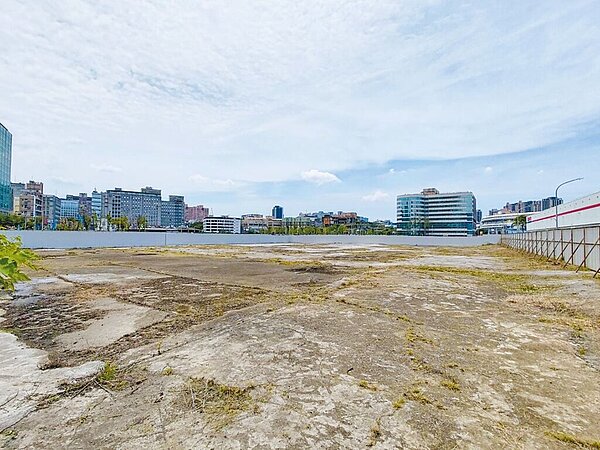 新北市財政局計畫與民間業者活化土城大安段、中和健康段市有土地,但議員質疑土地的合作內容、條件都未向議會說明,即要求審議,恐有黑箱嫌疑。財政局回應,招商有審查委員把關,將與議員加強說明。(新北市政府財政局提供/蔡雯如新北傳真)