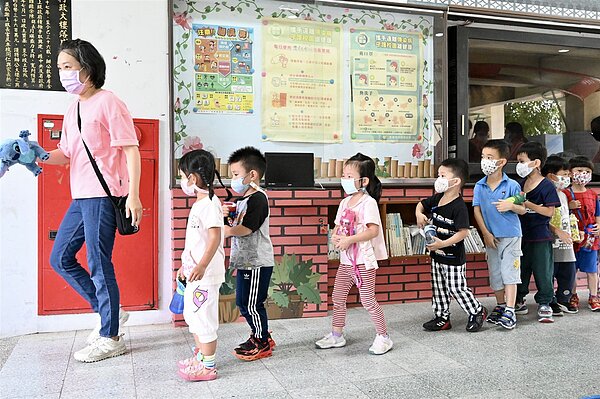 高雄市公立幼兒園自今年7月暑假起,全面開辦延長照顧服務;同時也擴大辦理國中、國小及學前身障學生暑期照顧專班。圖/高雄市政府提供