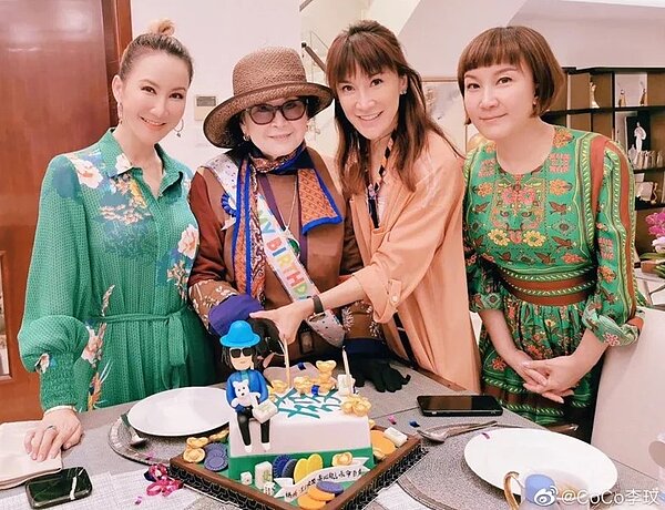 李玟與媽媽及兩位姊姊(右二為李思林)。圖╱摘自微博