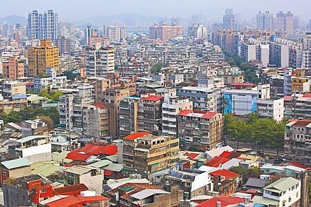 行政院會6日審議財政部提出的「房屋稅差別稅率2.0方案」,不但囤房稅率由現行的1.5%至3.6%,調升至2%至4.8%,更祭出「全國歸戶」機制。於各縣巿置產的多屋族、置產客、都更開發商將首當其衝,估計逾49萬戶受影響。(張鎧乙攝)