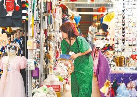 我國通膨降溫了?主計總處昨公布的6月消費者物價指數(CPI)年增率為1.75%,漲幅有收斂趨勢,也是近23個月以來,首度跌破2%通膨警戒線。圖為民眾前往台北地下街購物。(劉宗龍攝)