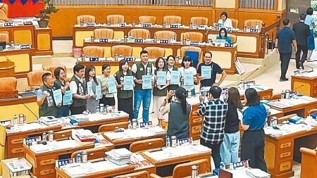 新北市議會本次會期來不及審議《新北市房屋稅徵收率自治條例》修正草案,藍營批評,民進黨本次會期始終圍繞著侯友宜參選總統議題,使得議事空轉,甚至想藉此衝擊侯友宜選情。(陳慰慈攝)