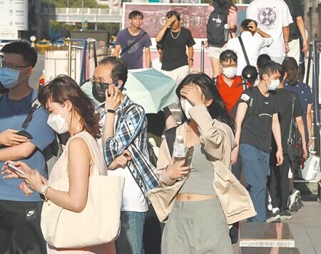 全台各地高溫炎熱,衛福部最新統計,7月以來短短5天已有136人次因熱傷害就診,台灣永續環境工程顧問公司總監賈新興指出,溫度會越來越高,直到8月後才可能往下掉。(本報資料照片)