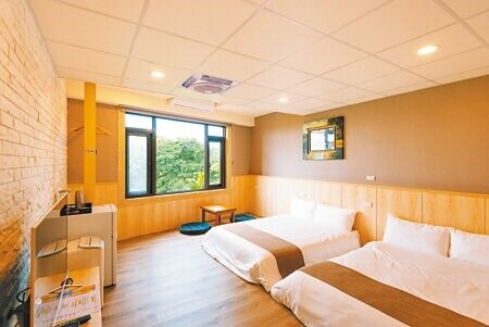 民眾出國熱潮衝擊國旅市場,桃園市旅宿業暑假訂房率略減2成。(呂筱蟬攝)