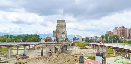 
嘉義市軍輝橋（中間）改建中，兩側各有1座臨時便橋。（廖素慧攝）
