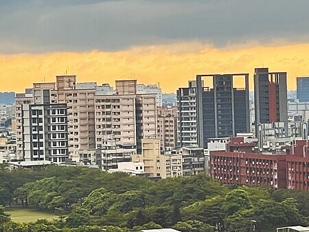 疫情3年,許多在國外工作、經商或留學的民眾無法歸國遭除籍,連帶影響自用住宅優惠稅率被取消,導致地價稅增加。(蔡依珍攝)