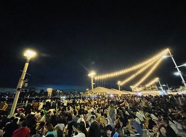 北市觀傳局舉辦大稻埕夏日節,到8月20日前每周三都會施放煙火,前晚在大稻埕碼頭周遭擠滿逾5萬人次。圖/北市觀傳局提供