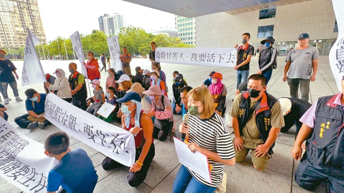 台鐵新民街倉庫群將移撥中市府修復、活化，上百名新民街攤商昨到市府下跪陳情，希望展延租約。記者陳秋雲／攝影 