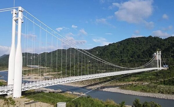 桃園市府原訂近期封閉大溪中庄吊橋美化施工,經聽取民意後暫時不封。 圖/桃園市水務局提供