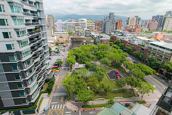 永慶房屋統計台北12行政區每人享有公園綠地面積最多的前三名，房價都只要5字頭。房市示意圖／永慶房產集團提供