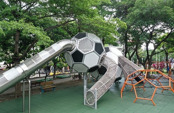 新莊體育園區足球主題遊戲場全新開放。圖/新北市政府體育處提供