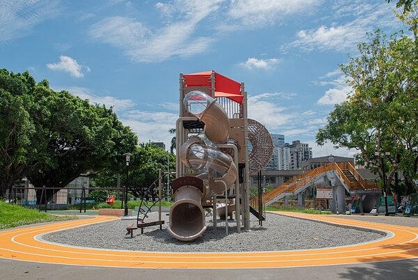 歡迎來板橋第一運動場體驗全新遊具。圖/新北市政府體育處提供